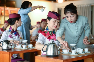 重慶:動(dòng)車乘務(wù)員禮儀培訓(xùn)迎&ldquo;五一&rdquo;